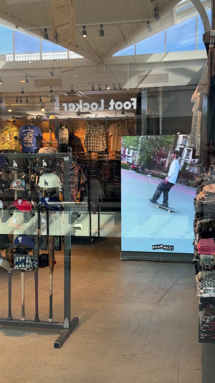 Hudson Pictures freestanding LED video wall inside Pharmacy Boardshop Valencia